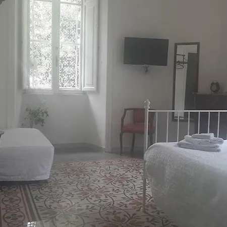 Domus Aurea Bed and Breakfast 4*