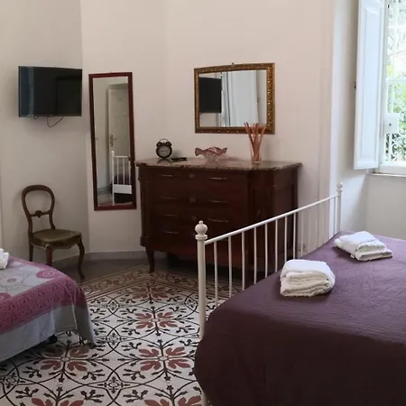 Domus Aurea Bed & Breakfast 4*