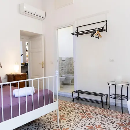 Domus Aurea Bed & Breakfast 4*